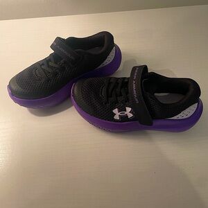 Under Armour Girls' Black/Purple Surge Sneaker